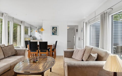Hannelore - 700M from the Sea: Mueble, Sofá, Diseño De Interiores, Piso, Suelo, Madera, Sala, Techo, Habitación, Mesa