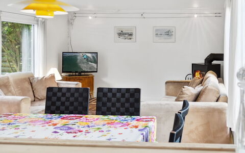 Hannelore - 700M from the Sea: Mueble, Diseño De Interiores, Sofá, Piso, Pared, Suelo, Sala, Techo, Madera, Lámpara