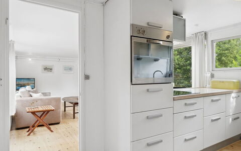 Hannelore - 700M from the Sea: Piso, Diseño De Interiores, Madera, Mostrador, Suelo, Gabinetes, Cocina, Mueble, Electrodoméstico, Aparato De Cocina