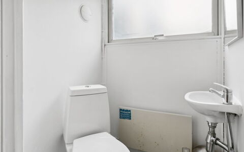 Hannelore - 700M from the Sea: Asiento Del Baño, Arreglo De Tubería, Pared, Baño, Piso, Suelo, Baño, Diseño De Interiores, Plomería, Lavabo