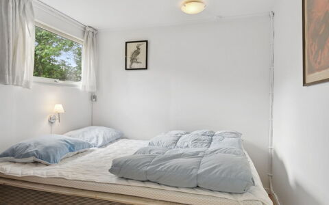 Hannelore - 700M from the Sea: Cama, Habitación, Mueble, Diseño De Interiores, Sábana, Lecho, Madera, Suelo, Linos, Piso