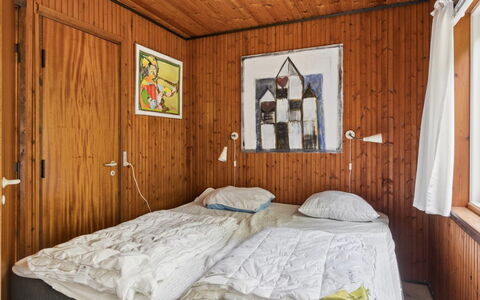 Rietrikki - 1.5Km from the Sea: Madera, Diseño De Interiores, Piso, Suelo, Habitación, Cama, Techo, Sábana, Mueble, Habitación