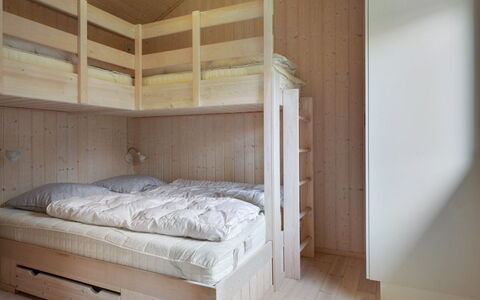 Efka - 175M from the Sea: Habitación, Madera, Piso, Suelo, Cama, Mueble, Diseño De Interiores, Techo, Lecho, Sábana