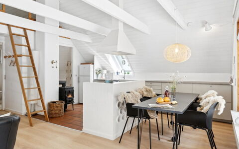Jörn - 800M from the Sea: Mueble, Diseño De Interiores, Piso, Madera, Suelo, Techo, Suelos De Madera, Silla, Mesa, Encendiendo