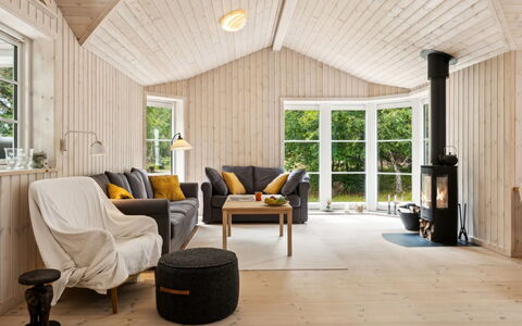 Grethe - 750M from the Sea: Madera, Diseño De Interiores, Piso, Casa, Suelo, Suelos De Madera, Mueble, Techo, Sala, Madera Dura