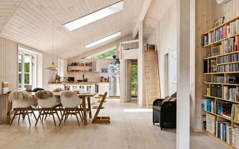Grethe - 750M from the Sea: Madera, Piso, Techo, Diseño De Interiores, Suelo, Suelos De Madera, Casa, Habitación, Madera Dura, Sala