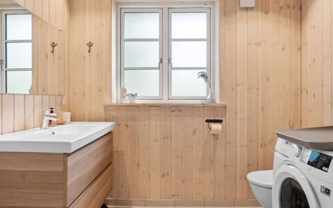 Grethe - 750M from the Sea: Piso, Suelo, Madera, Arreglo De Tubería, Diseño De Interiores, Mueble De Baño, Lavabo, Baño, Techo, Plomería