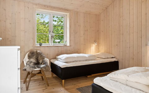 Grethe - 750M from the Sea: Madera, Habitación, Diseño De Interiores, Cama, Casa, Mueble, Lecho, Suelo, Sábana, Techo