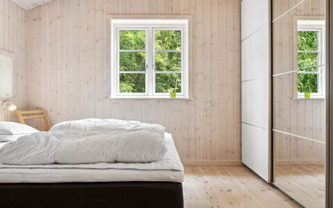 Grethe - 750M from the Sea: Madera, Piso, Suelo, Diseño De Interiores, Habitación, Techo, Habitación, Suelos De Madera, Cama, Tablón