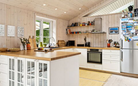 Grethe - 1Km from the Sea: Cocina, Aparato De Cocina, Mostrador, Madera, Electrodoméstico, Piso, Mueble, Diseño De Interiores, Techo, Gabinetes
