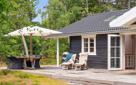 Grethe - 1Km from the Sea: Madera, Casa, Cabaña, Techo, Casa, Mueble Para Exteriores, Puerta, Vía Muerta, Sombra, Porche