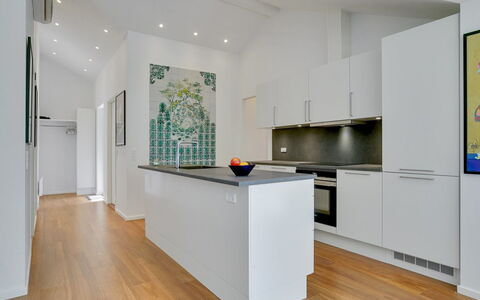 Rikkie - 150M to the Fjord: Piso, Diseño De Interiores, Suelo, Suelos De Madera, Madera, Techo, Mueble, Cocina, Mostrador, Aparato De Cocina