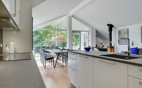 Rikkie - 150M to the Fjord: Piso, Diseño De Interiores, Cocina, Mostrador, Madera, Mueble, Techo, Suelo, Suelos De Madera, Cocina Y Comedor Mesa