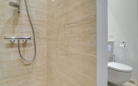 Rikkie - 150M to the Fjord: Baño, Arreglo De Tubería, Piso, Suelo, Diseño De Interiores, Baño, Plomería, Loseta, Grifo, Ducha