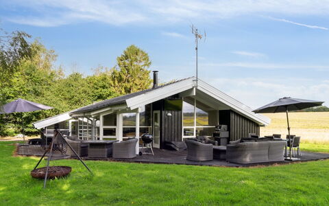 Rik - 350M from the Sea: Barrio Residencial, Techo, Suburbio, Entrada De Coches, Inmuebles, Tubo De Lámpara