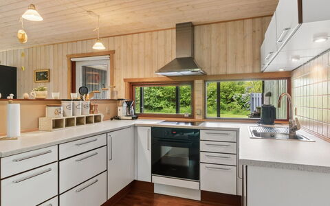 Linda - 600M from the Sea: Cocina, Mostrador, Aparato De Cocina, Diseño De Interiores, Piso, Gabinetes, Madera, Mueble, Techo, Lámpara