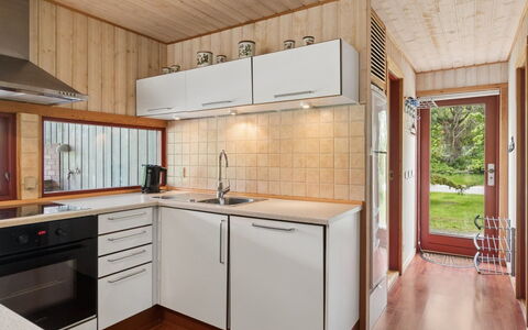 Linda - 600M from the Sea: Cocina, Mostrador, Aparato De Cocina, Piso, Diseño De Interiores, Madera, Electrodoméstico, Suelo, Gabinetes, Techo