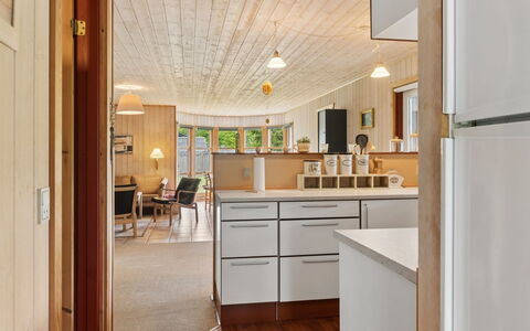 Linda - 600M from the Sea: Diseño De Interiores, Piso, Madera, Techo, Lámpara, Suelo, Mueble, Mostrador, Cocina, Encendiendo
