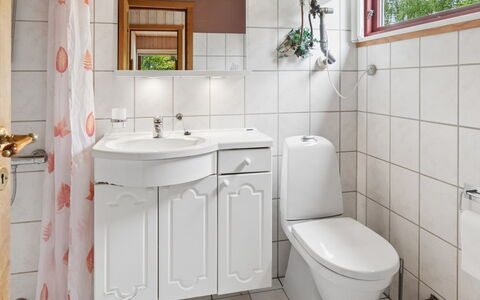 Linda - 600M from the Sea: Arreglo De Tubería, Lavabo Del Baño, Lavabo, Baño, Diseño De Interiores, Piso, Grifo, Mueble De Baño, Suelo, Plomería
