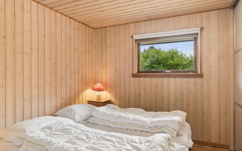 Linda - 600M from the Sea: Habitación, Cama, Pared, Madera, Diseño De Interiores, Piso, Suelo, Sábana, Techo, Lecho