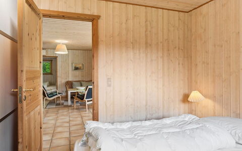 Linda - 600M from the Sea: Madera, Mueble, Diseño De Interiores, Piso, Techo, Suelo, Habitación, Habitación, Cama, Madera Dura