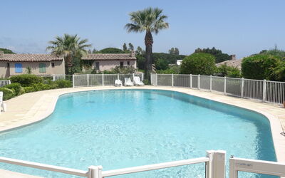 Saint-tropez 150: Agua, Cielo, Planta, Propiedad, Piscina, Edificio, Árbol, Azur, Sombra, Mueble Para Exteriores