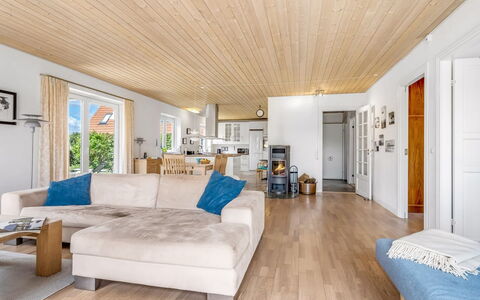 Ettie - 6Km from the Sea: Mueble, Diseño De Interiores, Piso, Suelo, Suelos De Madera, Madera, Techo, Sofá, Sala, Habitación