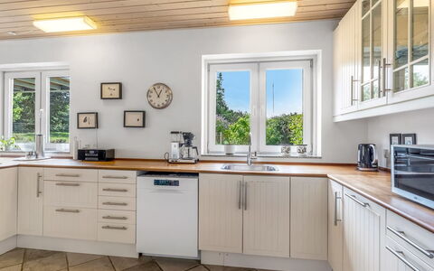 Ettie - 6Km from the Sea: Cocina, Aparato De Cocina, Piso, Madera, Mostrador, Diseño De Interiores, Gabinetes, Electrodoméstico, Casa, Mueble