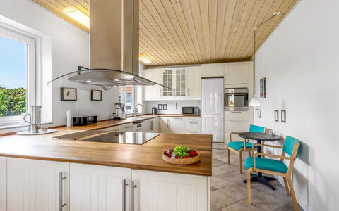 Ettie - 6Km from the Sea: Mueble, Cocina, Diseño De Interiores, Piso, Mostrador, Madera, Techo, Gabinetes, Suelo, Lámpara