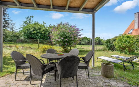 Ettie - 6Km from the Sea: Mueble, Mueble Para Exteriores, Silla, Mesa, Mesa Al Aire Libre, El Terreno Del Lote, Sombra, Jardín, Patio, Estructura Al Aire Libre