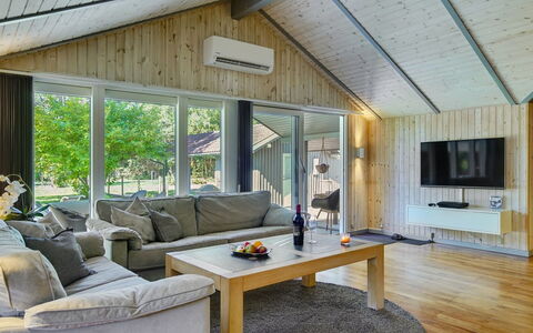 Sida - 600M from the Sea: Madera, Diseño De Interiores, Techo, Piso, Sofá, Casa, Mueble, Suelo, Sala