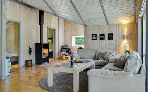 Sida - 600M from the Sea: Madera, Diseño De Interiores, Piso, Techo, Suelo, Habitación, Mueble, Sala, Casa, Suelos De Madera