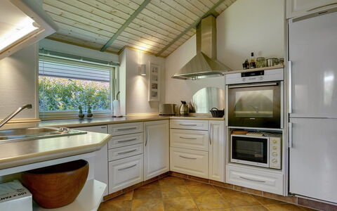 Sida - 600M from the Sea: Cocina, Mostrador, Aparato De Cocina, Diseño De Interiores, Gabinetes, Piso, Electrodoméstico, Mueble, Techo, Madera