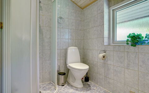 Sida - 600M from the Sea: Piso, Arreglo De Tubería, Suelo, Asiento Del Baño, Baño, Diseño De Interiores, Baño, Techo, Plomería, Loseta