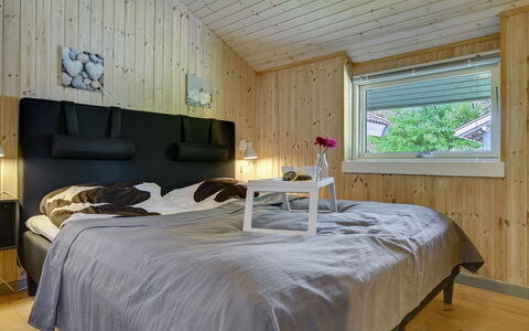 Sida - 600M from the Sea: Habitación, Cama, Madera, Diseño De Interiores, Techo, Sábana, Lecho, Mueble, Marco De La Cama, Casa