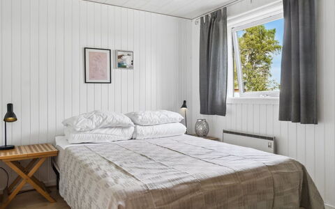 Margit - 10M from the Sea: Madera, Habitación, Sábana, Cama, Diseño De Interiores, Piso, Lecho, Suelo, Linos, Techo