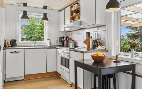 Margit - 10M from the Sea: Cocina, Aparato De Cocina, Mostrador, Electrodoméstico, Diseño De Interiores, Piso, Madera, Mueble, Electrodoméstico, Gabinetes