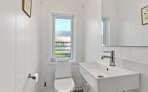 Margit - 10M from the Sea: Pared, Arreglo De Tubería, Baño, Asiento Del Baño, Piso, Suelo, Baño, Diseño De Interiores, Techo, Plomería