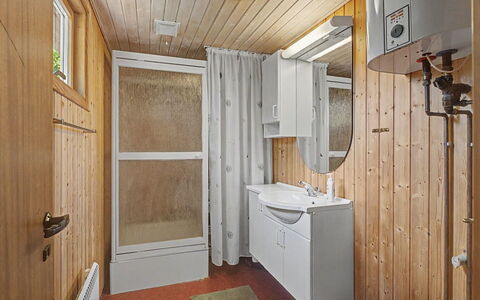Kaarina - 550M from the Sea: Madera, Piso, Suelo, Arreglo De Tubería, Diseño De Interiores, Habitación, Techo, Plomería, Lavabo, Baño