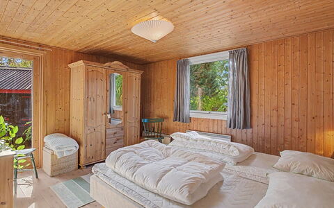 Kaarina - 550M from the Sea: Madera, Habitación, Mueble, Diseño De Interiores, Cama, Techo, Casa, Suelo, Habitación, Sábana