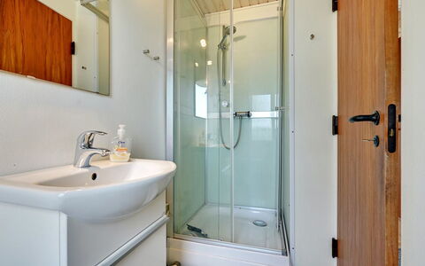 Holmger - 420M from the Sea: Arreglo De Tubería, Baño, Piso, Lavabo Del Baño, Pared, Suelo, Diseño De Interiores, Madera, Lavabo, Techo