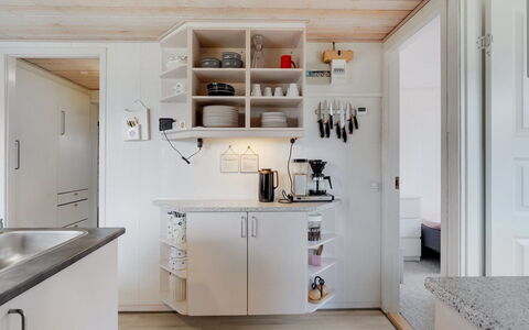 Gisl - 400M from the Sea: Cocina, Aparato De Cocina, Mostrador, Mueble, Diseño De Interiores, Gabinetes, Piso, Madera, Electrodoméstico, Techo