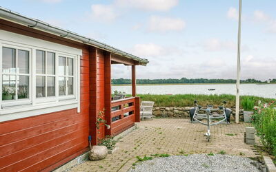 Topi - 15M from the Sea