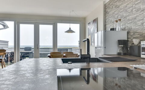 Vincent - 10M from the Sea: Mostrador, Piso, Cocina, Suelo, Material Natural, Techo, Granito, Gabinetes, Arreglo De Tubería