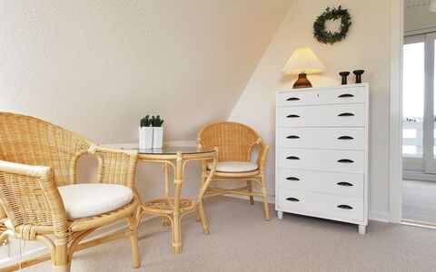 Vincent - 10M from the Sea: Mueble, Diseño De Interiores, Madera, Piso, Suelo, Encendiendo, Silla, Habitación, Mimbre, Sala