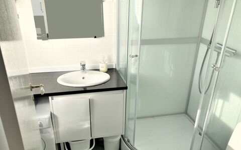 Vincent - 10M from the Sea: Baño, Arreglo De Tubería, Lavabo Del Baño, Diseño De Interiores, Lavabo, Piso, Suelo, Baño, Plomería, Grifo