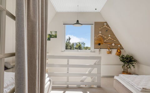 Vincent - 10M from the Sea: Pared, Diseño De Interiores, Madera, Mueble, Techo, Suelo, Piso, Habitación, Cama, Encendiendo