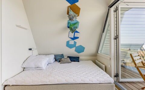 Vincent - 10M from the Sea: Piso, Madera, Suelo, Diseño De Interiores, Habitación, Linos, Mueble, Habitación, Cama, Suelos De Madera