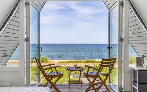 Vincent - 10M from the Sea: Madera, Madera Dura, Cubierta, Sombra, Silla, Manchas De Madera, Oceano, Tablón, Mueble Para Exteriores, Eco Hotel