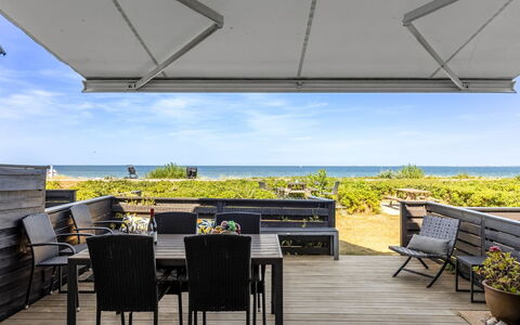 Vincent - 10M from the Sea: Mueble, Madera, Mueble Para Exteriores, Mesa, Silla, Mesa Al Aire Libre, Sombra, Cubierta, Madera Dura, Suelos De Madera